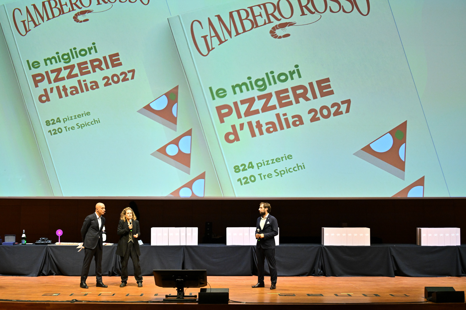 Presentazione di Pizzerie d’Italia 2027: il palco e la copertina della guida.