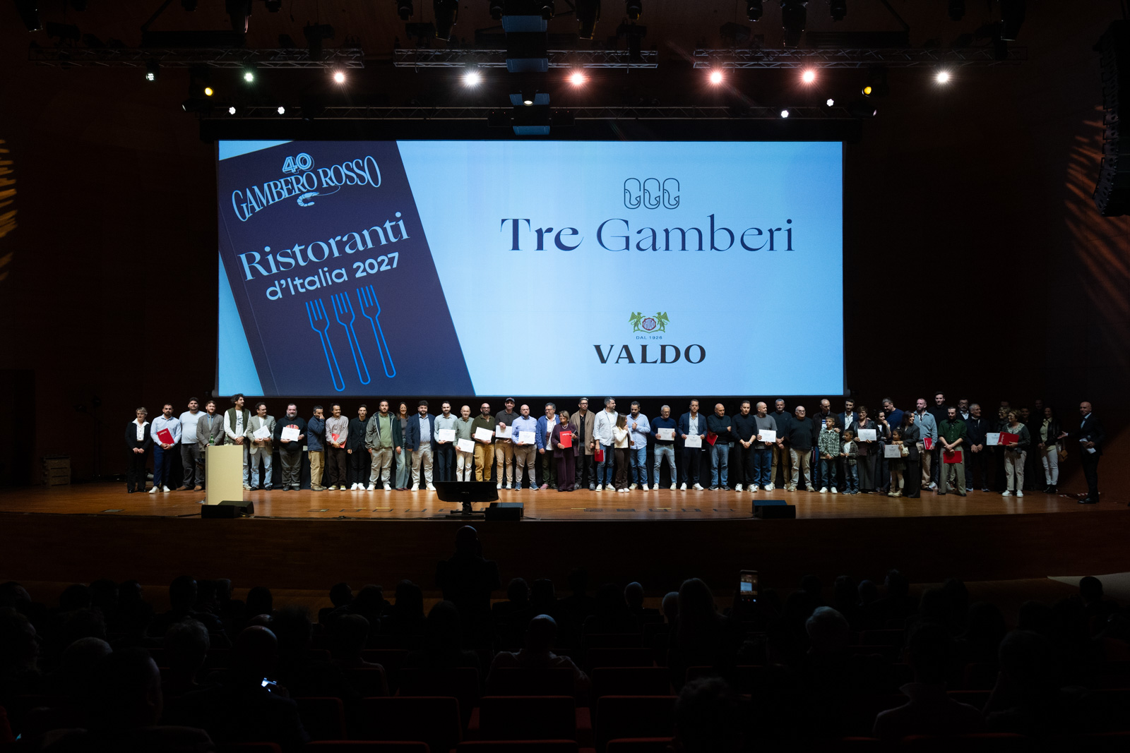 Cerimonia di Ristoranti d’Italia 2027: sul palco, la premiazione Tre Gamberi.