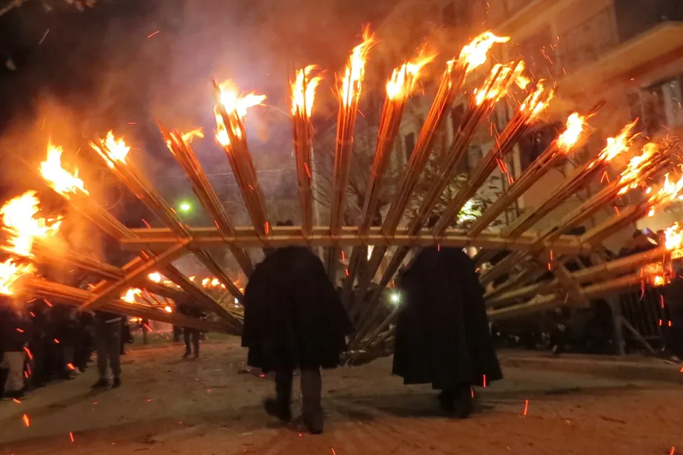 Portatori di ’ndocce durante la ’Ndocciata di Agnone