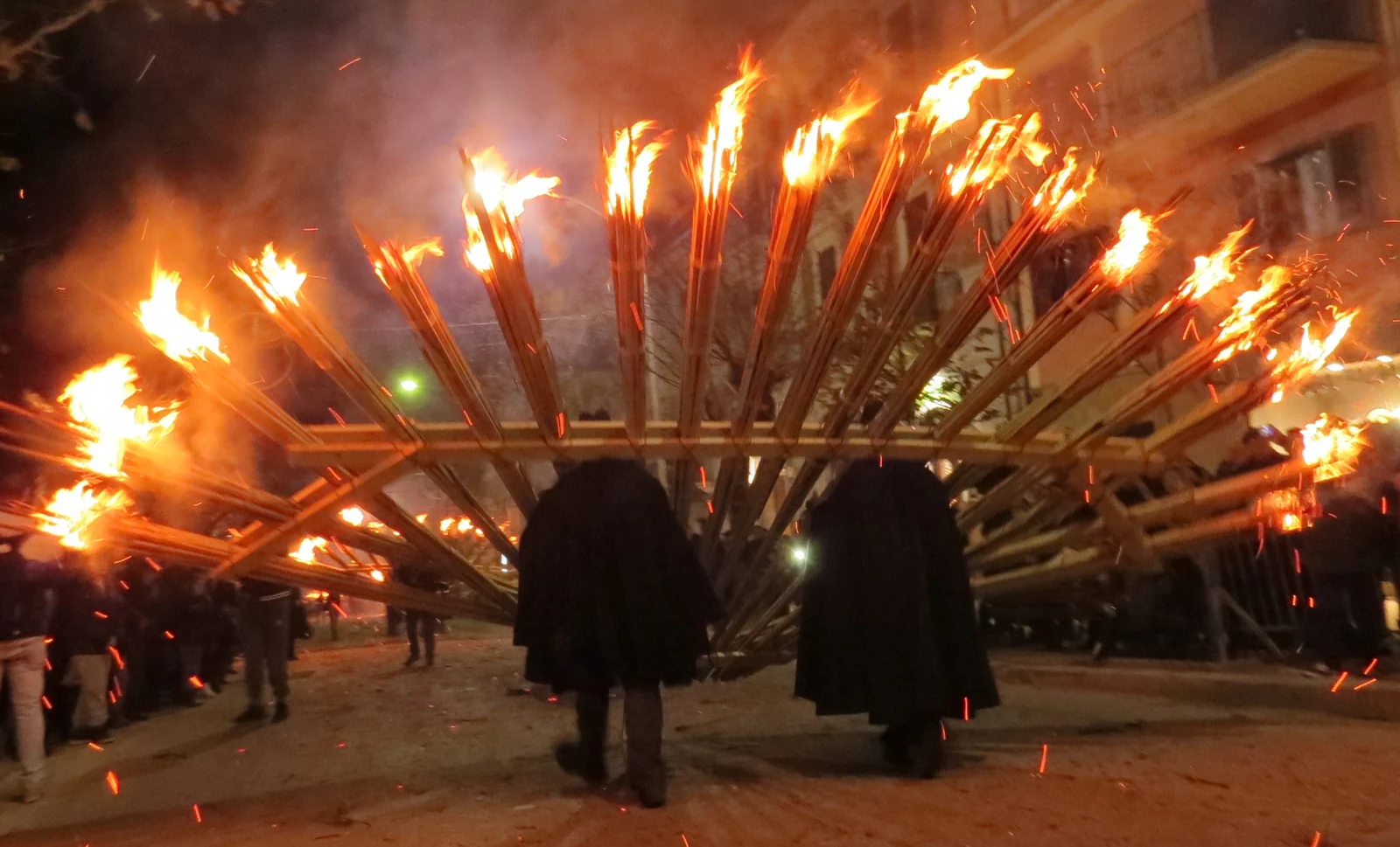 Portatori di ’ndocce durante la ’Ndocciata di Agnone