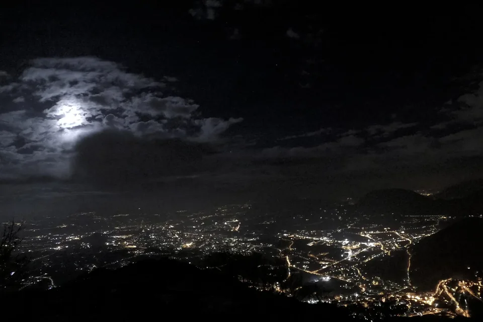 Avellino di notte, vista da Montevergine