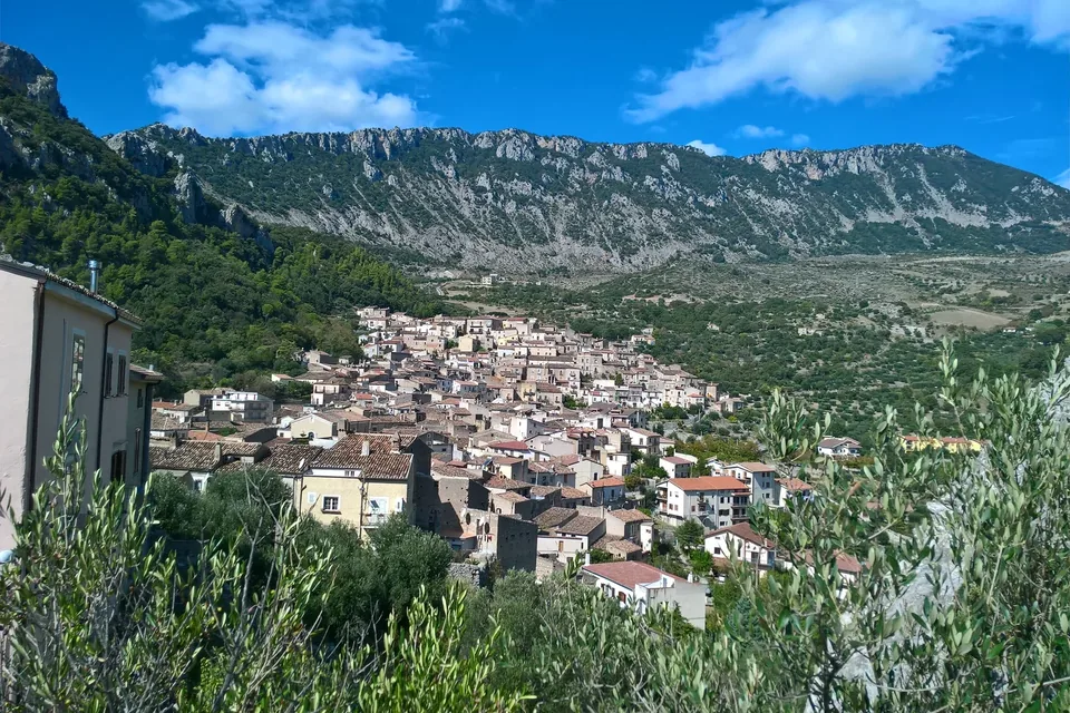 Civita vista dal belvedere, sotto le pareti rocciose