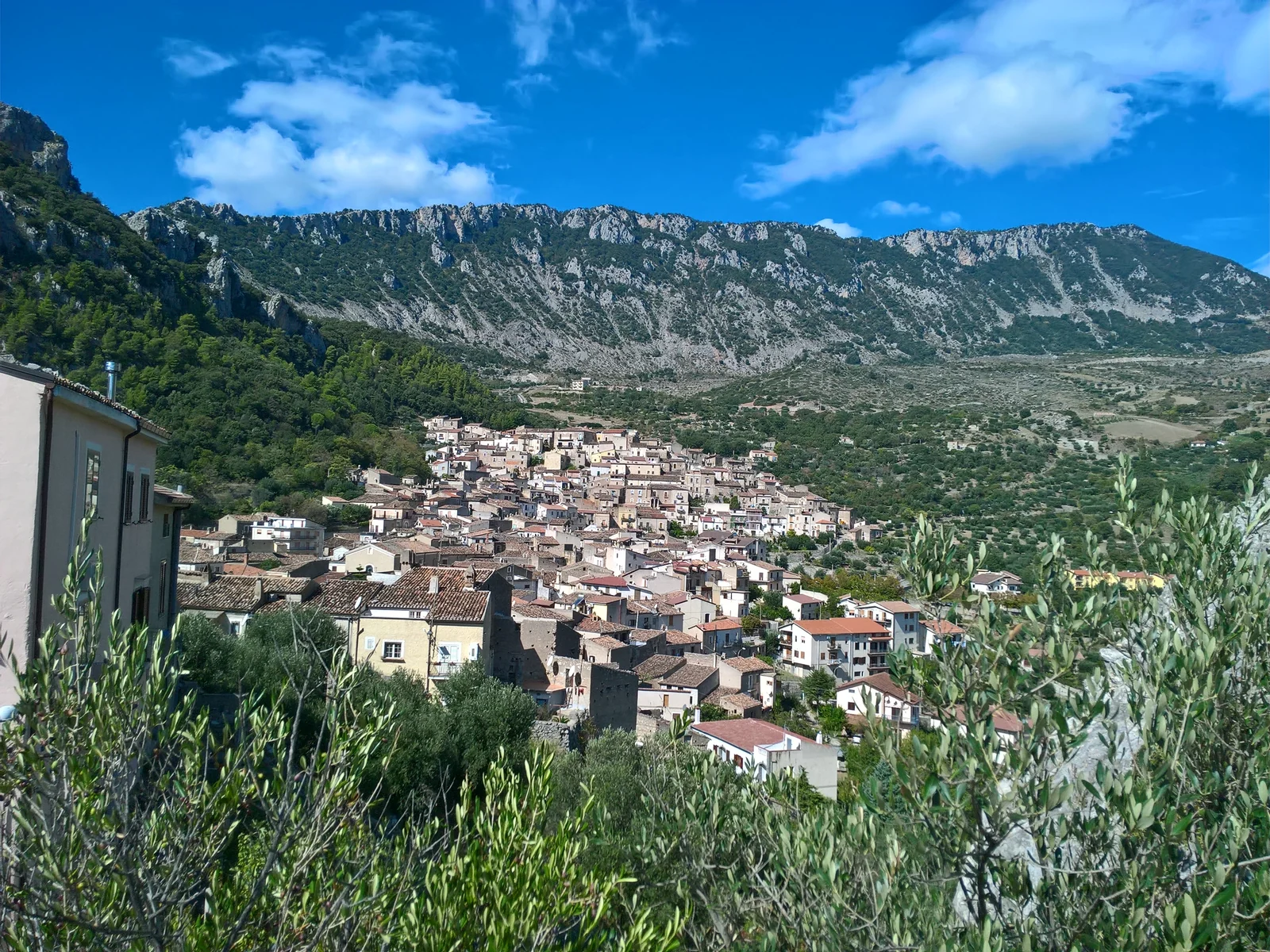 Civita vista dal belvedere, sotto le pareti rocciose