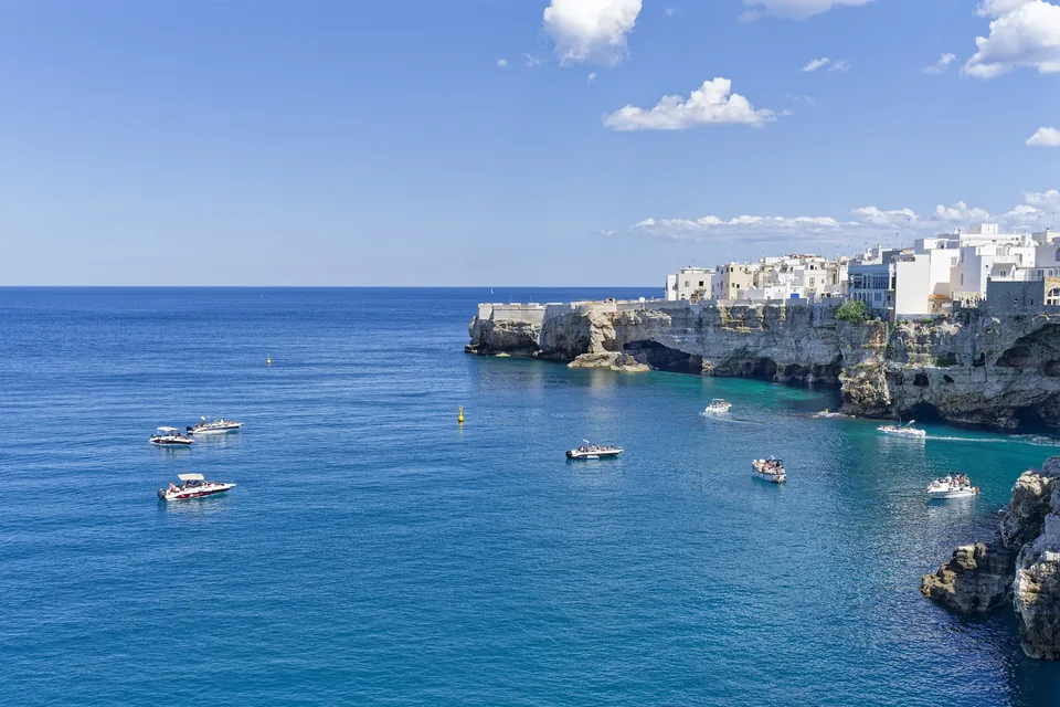 Polignano a Mare: le case sulla scogliera sopra il mare
