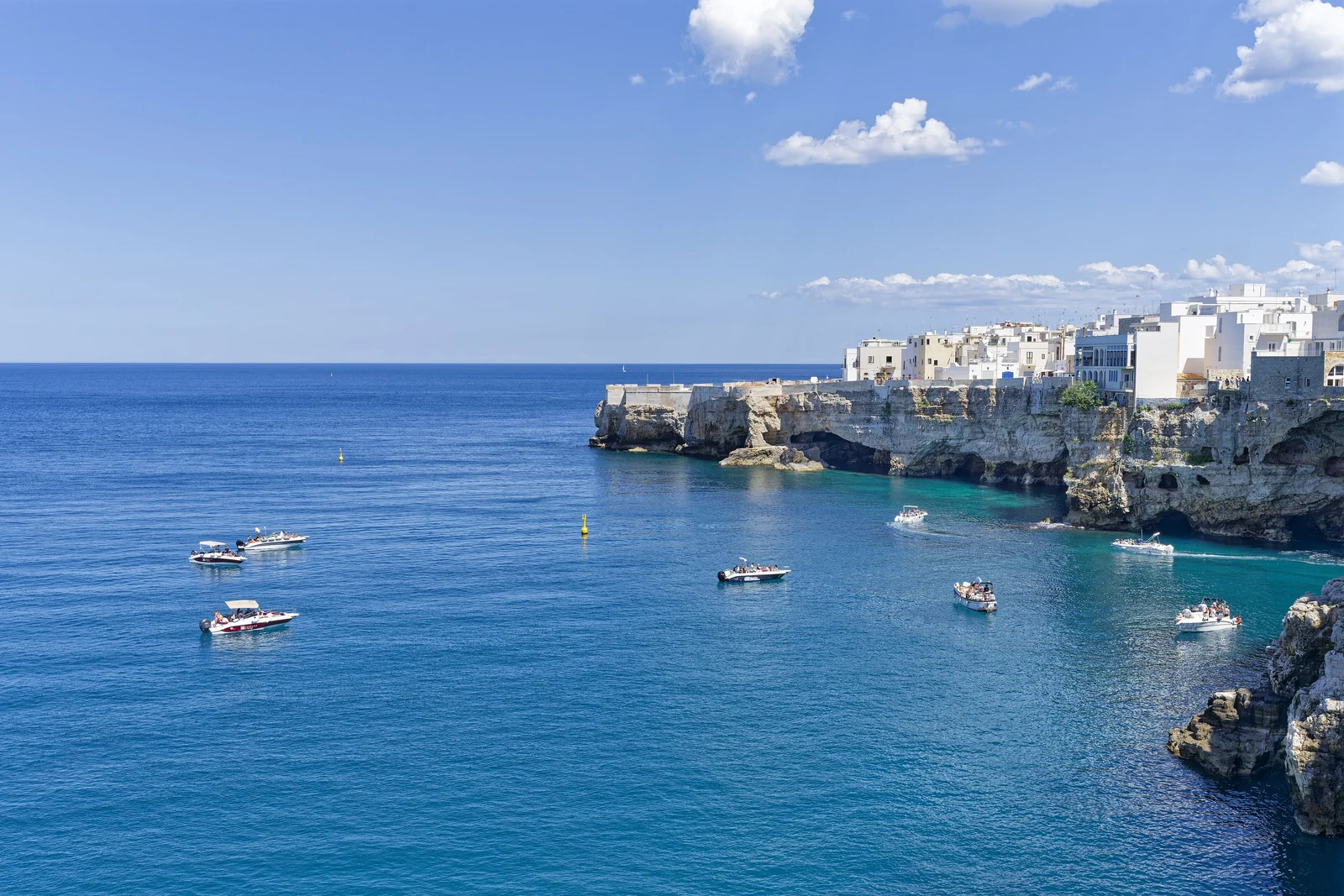 Polignano a Mare: le case sulla scogliera sopra il mare