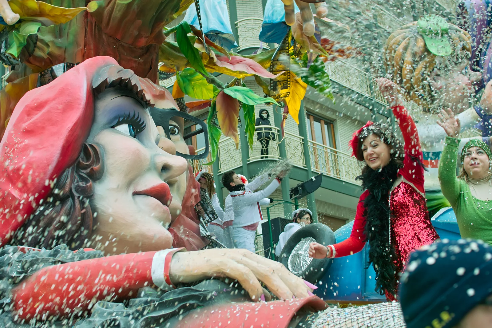 Un carro di cartapesta alla sfilata del Carnevale di Putignano, con i figuranti che lanciano coriandoli
