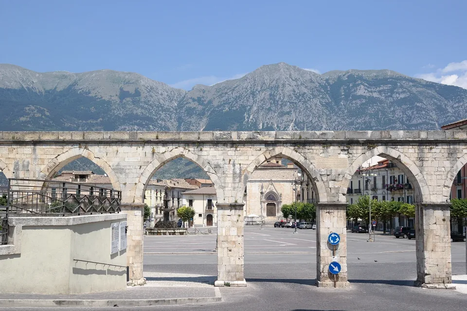 Sulmona, l’acquedotto medievale in piazza Garibaldi