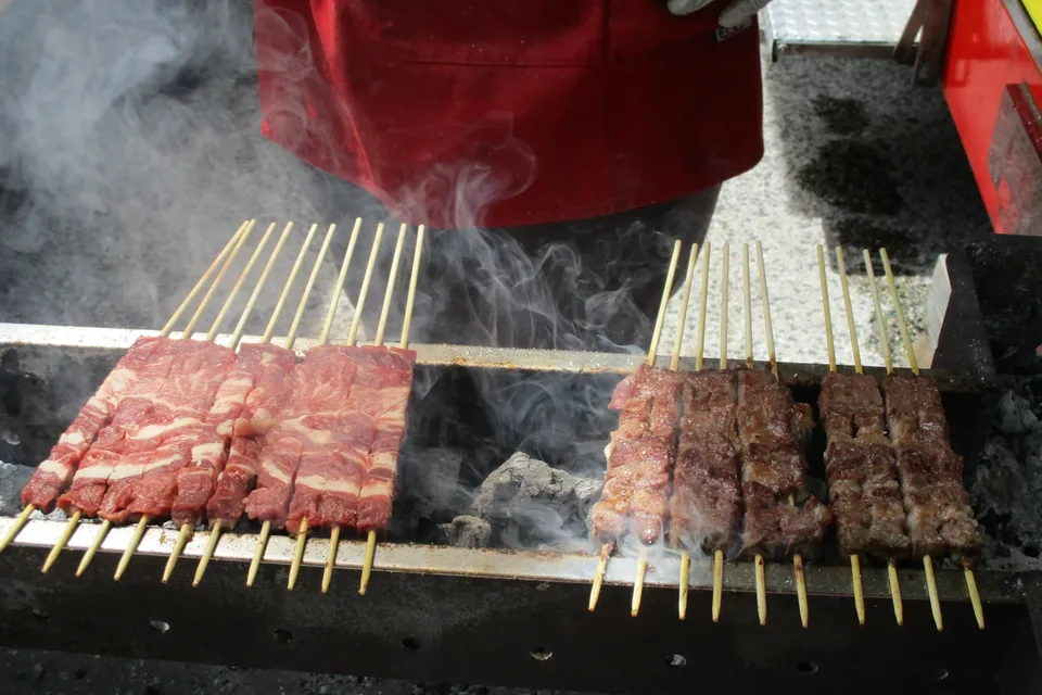 Arrosticini sulla canalina a carbone, a Cocullo