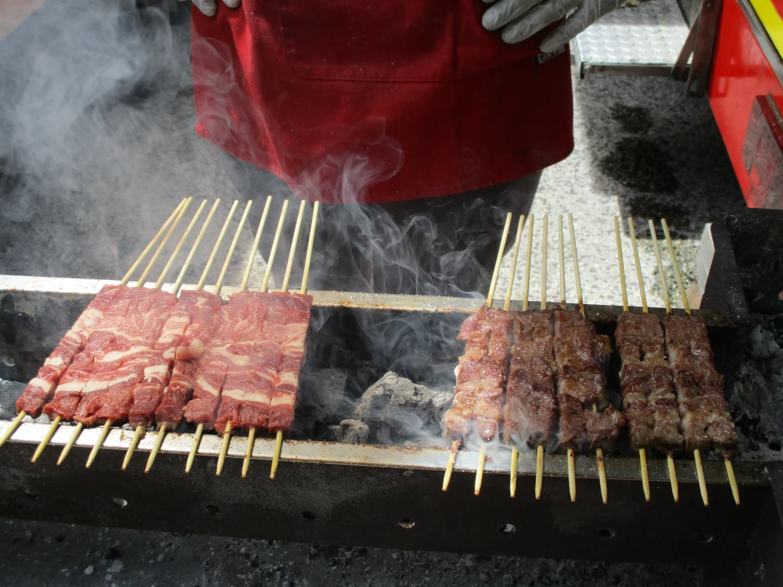 Arrosticini sulla canalina a carbone, a Cocullo