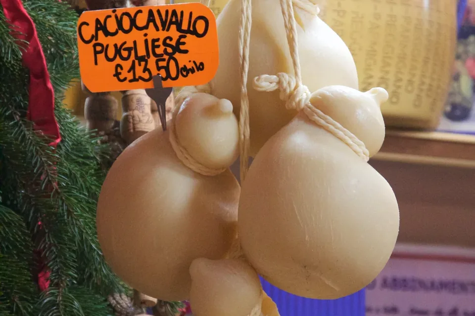 Caciocavalli appesi, fotografia illustrativa (scattata fuori Puglia)