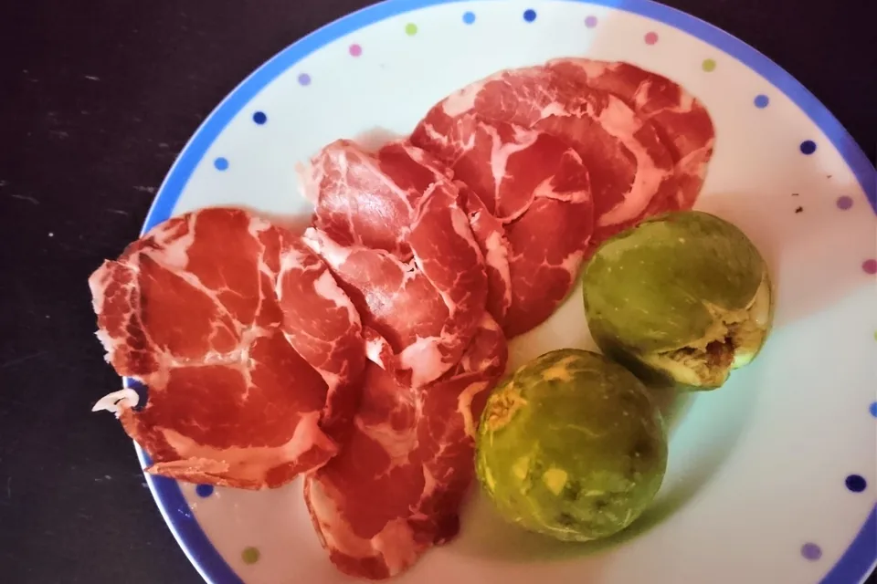 Capocollo di Martina Franca con fichi, fotografia illustrativa
