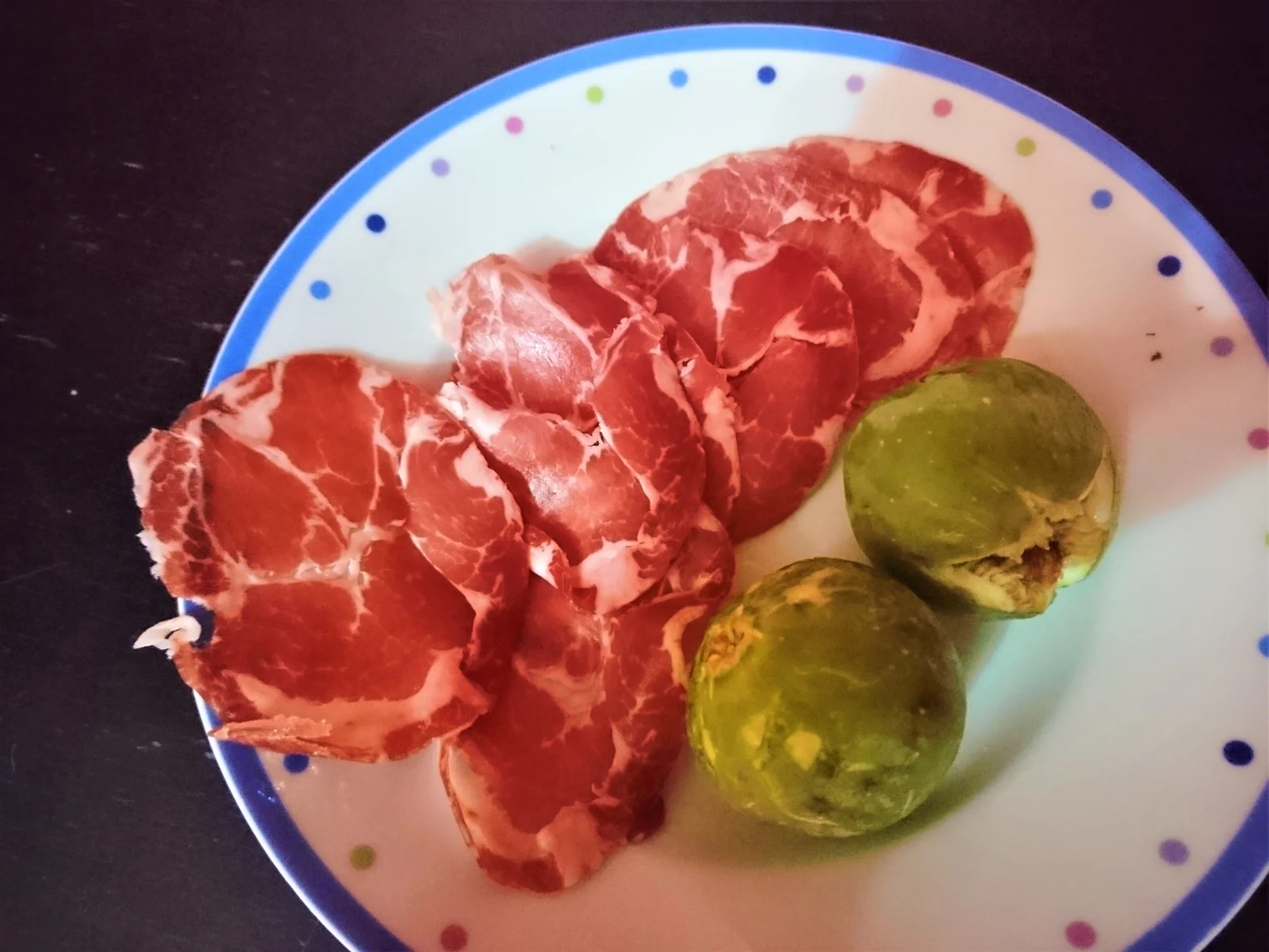 Capocollo di Martina Franca con fichi, fotografia illustrativa