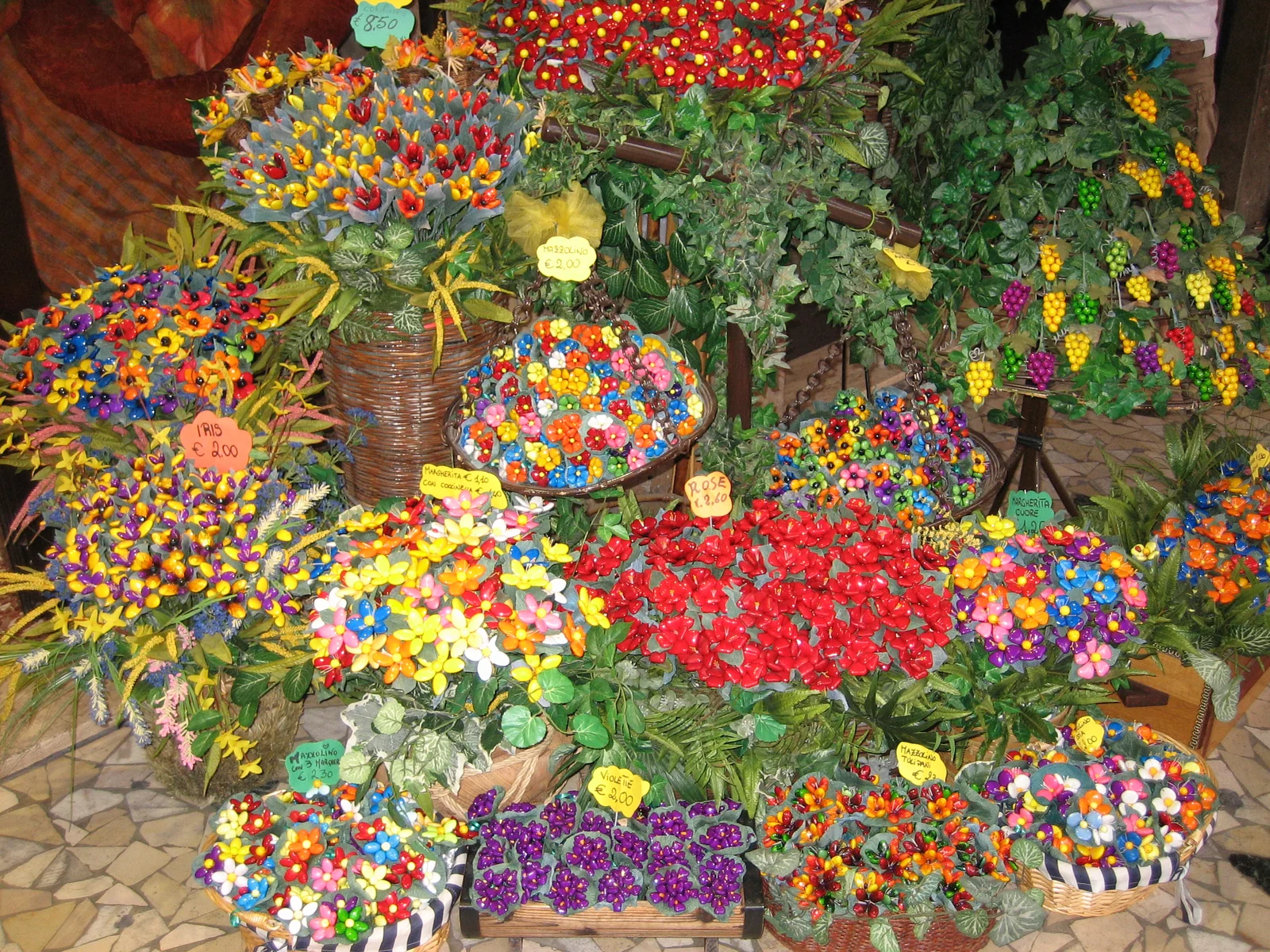 Fiori e grappoli di confetti di Sulmona