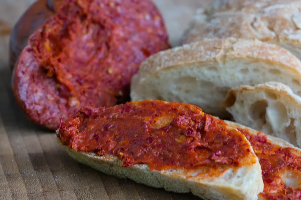 'Nduja affettata e spalmata sul pane, fotografia illustrativa