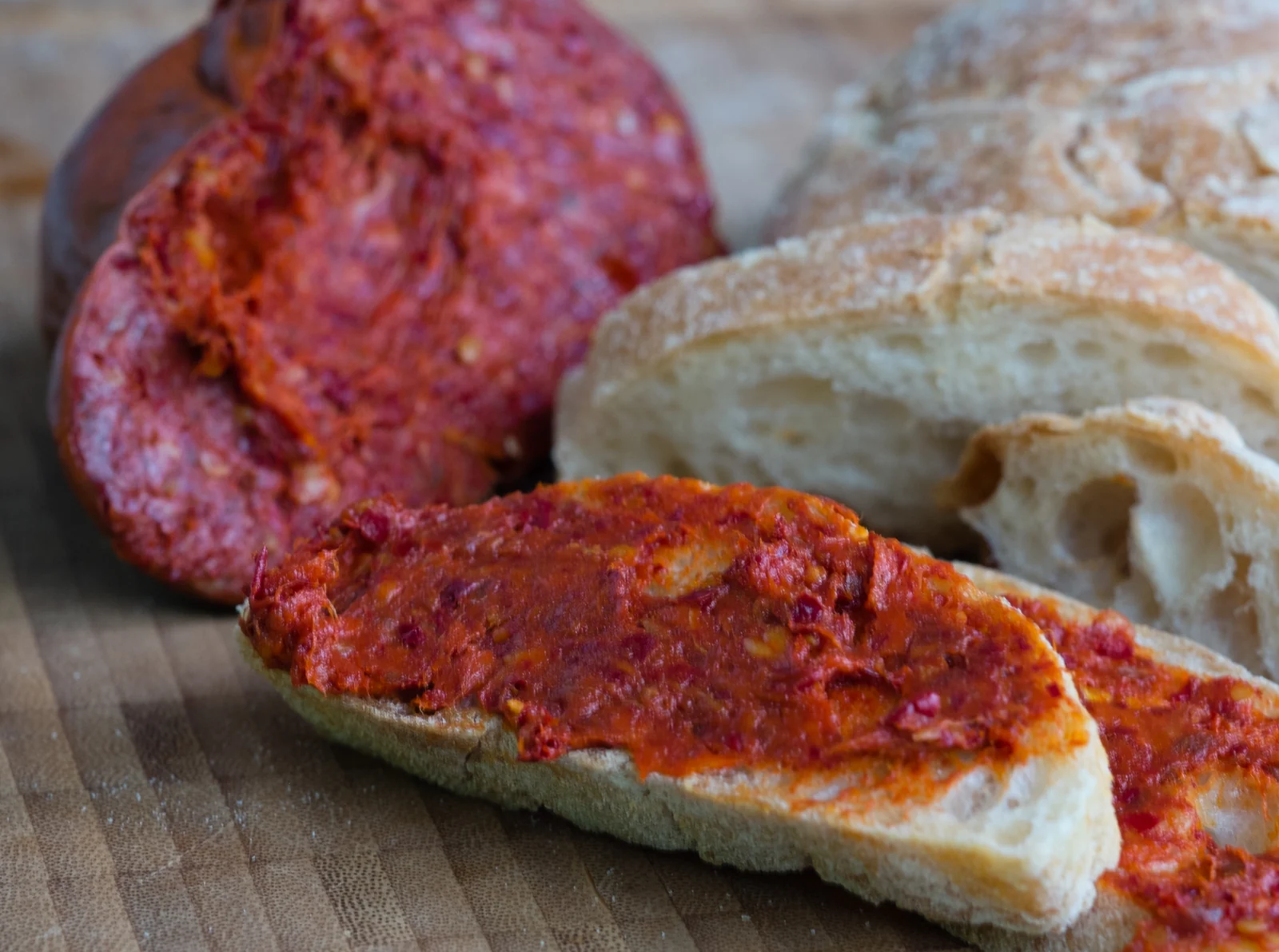 'Nduja affettata e spalmata sul pane, fotografia illustrativa
