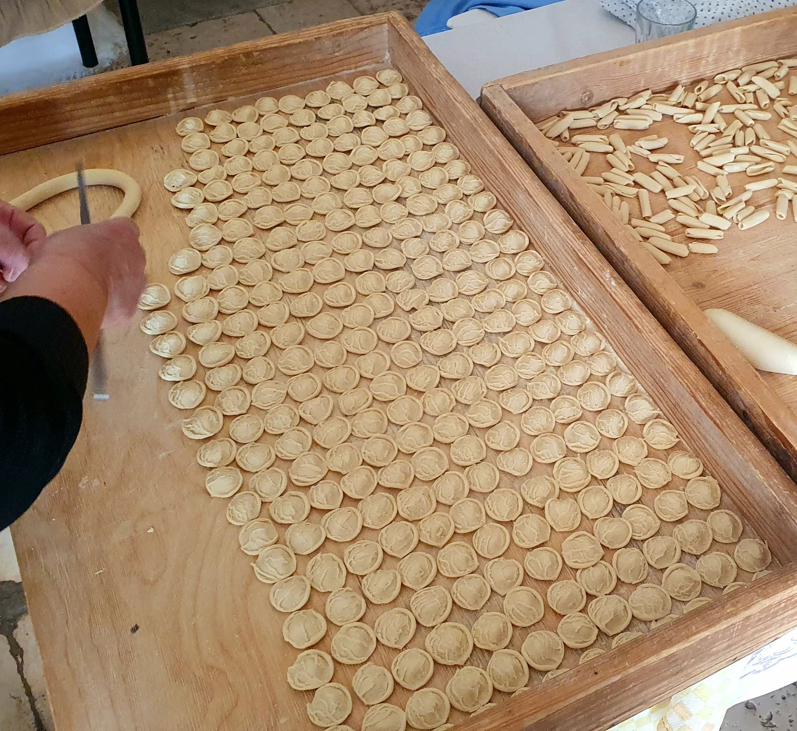 Orecchiette fatte a mano su un tagliere di legno