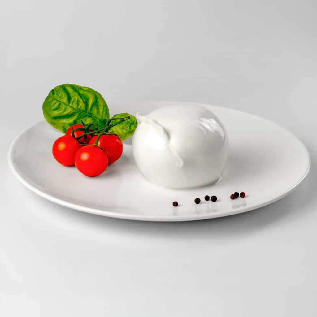 Mozzarella Jemma su un piatto con pomodorini e basilico