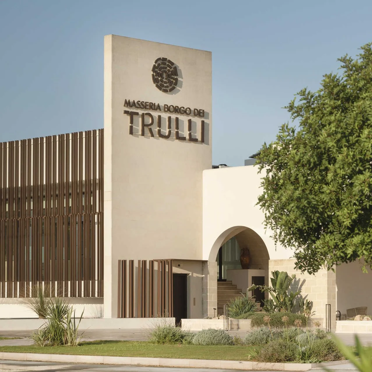 Ingresso della Masseria Borgo dei Trulli con l’insegna della cantina