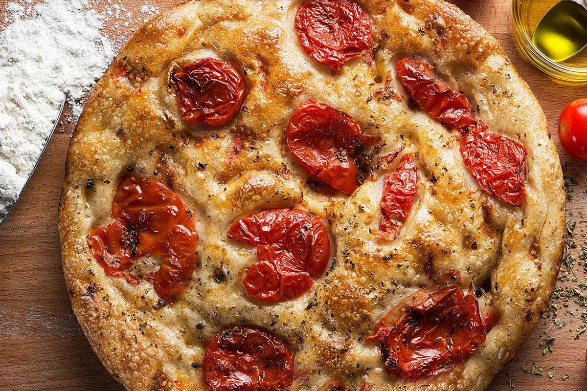 Focaccia del Panificio Adriatico con pomodorini e origano